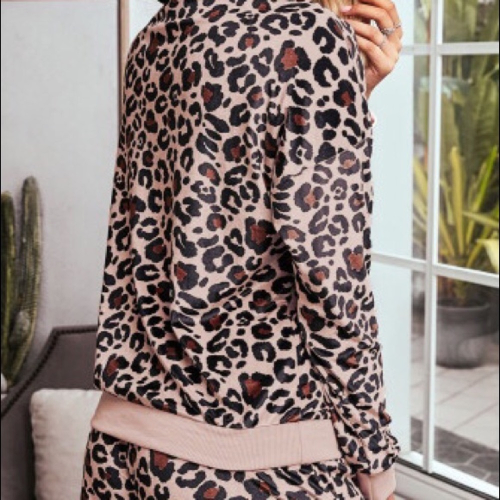Back!!!✨ Leopard cozy pajama set shorts sweatshirt - Picture 5 of 6